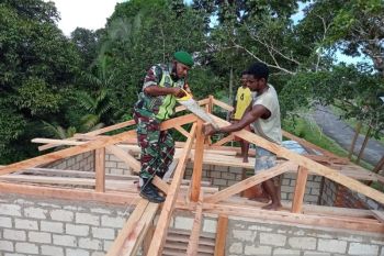 Koramil Biak Barat lakukan pembinaan kewilayahan melalui pembangunan rumah warga