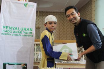 Dompet Dhuafa Lampung salurkan puluhan paket kado anak yatim