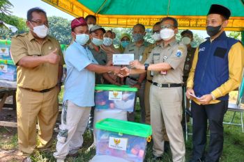 Jakbar beri bantuan paket sembako dan pangan kuda ke puluhan kusir