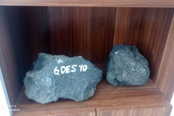 Status Gunung Anak Krakatau siaga, keluarkan abu vulkanik hitam