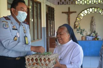 Imigrasi Labuan Bajo gelar bakti sosial di panti asuhan