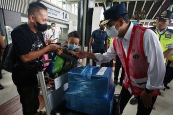 Menhub Tinjau Calon Penumpang Mudik Ke Sumbar Di Bandara Soetta