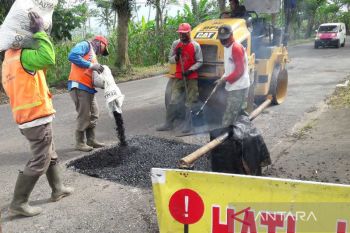 Di Temanggung, perbaikan jalur utama mudik dikebut