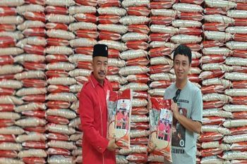 Ketua DPC PDI Perjuangan Seruyan bagikan 27,5 ton beras