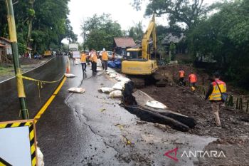 Polisi alihkan arus kendaraan besar hindari jalan ambles di Tomo Sumedang