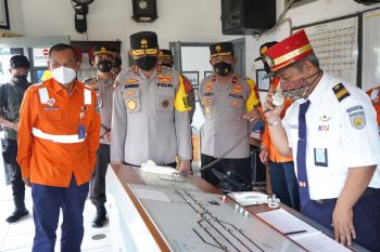 Kapolda DIY mengecek jalur kereta api dari Stasiun Tugu ke Stasiun Wates