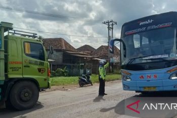 Arus Mudik - Polisi lakukan skema buka tutup lalu lintas di Jalintim Sumatera