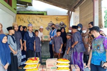 PT Telkom Witel Lampung bagikan paket Lebaran kepada tiga panti asuhan