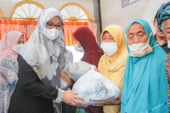PKK Mataram membagikan 1.000 paket sembako untuk lansia