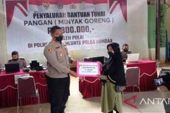Polres Sawahlunto salurkan bantuan tunai minyak goreng