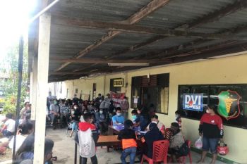 ARUS MUDIK - Polres Jayawijaya membantu pemudik dapatkan vaksinasi