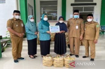 Ketua PKK Tanah Bumbu salurkan bantuan sembako untuk warga miskin