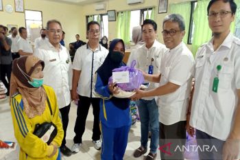 358 petugas kebersihan dapat paket sembako dari Bupati Barut