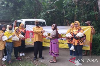 MKGR Kulon Progo membagikan puluhan paket takjil dan sembako kepada warga