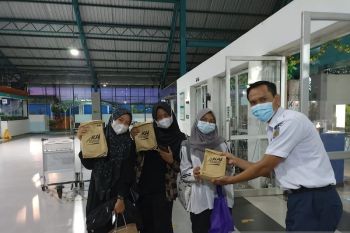 KAI Divre III Palembang bagikan takjil gratis ke penumpang KA Sindang Marga
