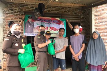 Kejaksaan bagikan paket sembako jelang Lebaran