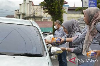 Bank Nagari bagikan 300 paket pabukoan di Padang Panjang