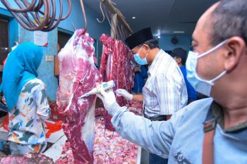 Pastikan laik konsumsi, petugas sidak daging sapi-ayam di pasar tradisional Banyuwangi