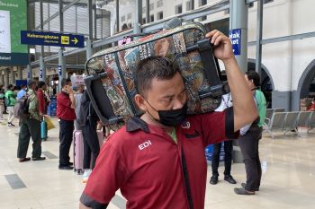 Porter stasiun rasakan berkah mudik diizinkan lagi