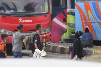 Pemudik mulai ramai turun di Terminal Rajabasa