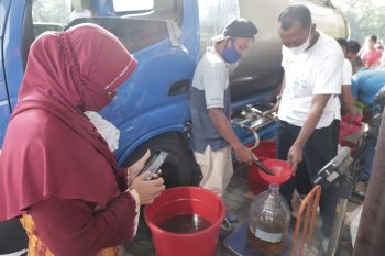 Bupati Sleman memantau operasi pasar minyak goreng curah