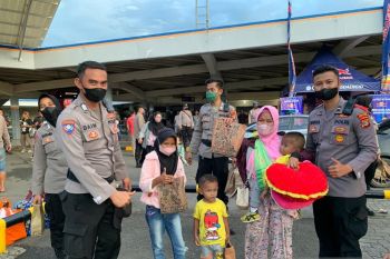 Polisi di Pospam Bakauheni bagikan takjil kepada pemudik