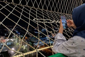 Menikmati keindahan Masjid Raya Baiturrahman dari ketinggian