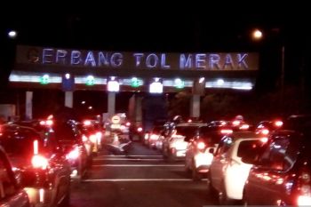 Arus lalu lintas di Gerbang Tol Merak padat
