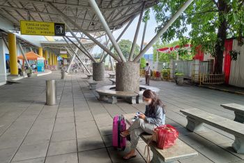 Prospective traveler expresses happiness at heading home for Eid