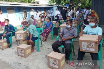 Wartawan di Semarang bagikan seratusan paket sembako