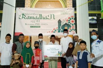 PHE OSES beri santunan anak yatim dan dhuafa di Kepulauan Seribu