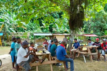 Babinsa kawal pembentukan kelompok sadar wisata di Kampung Saukobye