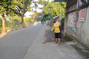 Petugas kebersihan Kota Mataram lembur saat hari Lebaran