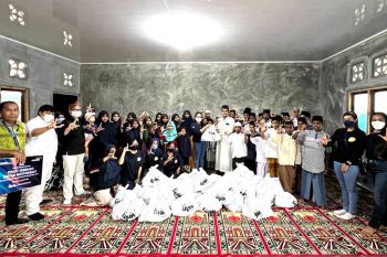 Bank Mandiri Kupang bagikan sembako kepada 450 penerima