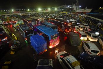 Kemacetan Di Pelabuhan Merak Pemudik Tujuan Sumatera
