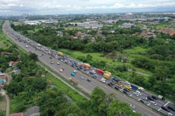 Antrean Kendaraan Pemudik Sumatera Menjelang Gerbang Tol Cikupa