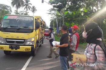 Petani Kabupaten Temanggung sedekah kopi kepada pemudik
