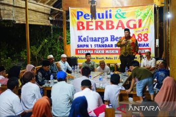 Alumni SMP di Padang Pariaman santuni ratusan fakir miskin dan anak yatim