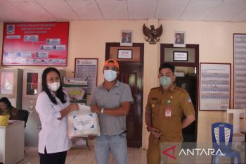 Bandara Sam Ratulangi Manado bagikan sembako bantu warga hadapi Lebaran