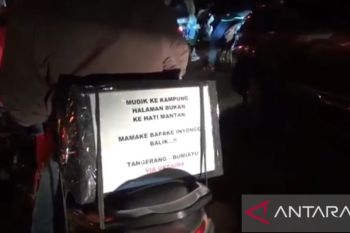 Bikin ketawa, pemudik motor di Kalimalang tempel tulisan lucu