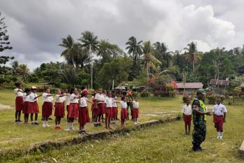 Koramil Numfor berikan pelatihan baris berbaris bagi siswa SD Inpres Kansai
