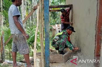 Koramil Supiori Selatan bantu warga bangun rumah di Kampung Warbefondi
