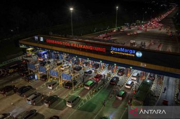 Antrean kendaraan pemudik di Gerbang Tol Kalikangkung