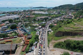 Arus mudik - Antrean kendaraan menuju gerbang tol Merak capai 8 kilometer