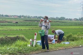 Pedagang dan sampah mulai penuhi sekitar ruas jalan KM 237 Tol Kanci-Pejagan