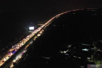 Petugas Kepolisian geser pintu masuk "one way" dari KM 47 ke GT Cikampek Utama