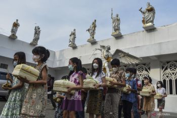 Bagikan ketupat Lebaran antar umat beragama
