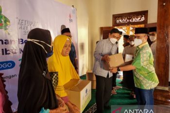 Manpower Ministry distributes daily necessities to people for Ramadhan