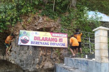 SAR Satlinmas Gunung Kidul memasang rambu-rambu rawan longsor