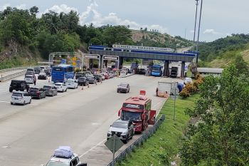 Arus kendaraan di GT Bakauheni Selatan ramai